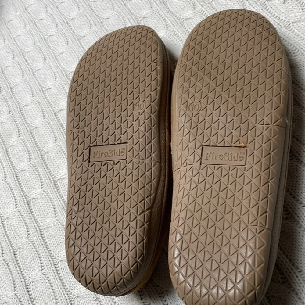 Men’s fireside sz 10 suede slippers. Rubber sole. Flannel plaid insole lining